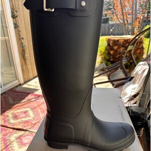 Hunter woman’s rain boots. New in box. Sz 10